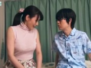 童貞卒業する気配ない息子に性教育として中出しセックスする優しい母親ｗ