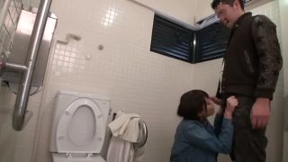 「聞こえちゃうよ…」巨乳美女がおしっこを我慢しながら公衆トイレでパコるｗ