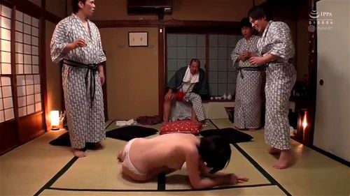 「あぁイクイクイク!」旅行先で同僚たちに犯され寝取られて中出しされてしまう彼女 深田えいみ